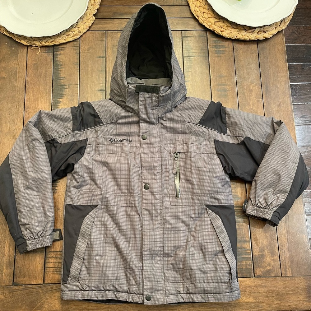 Boys Columbia jacket. Super warm and in great shape. Size 10/12